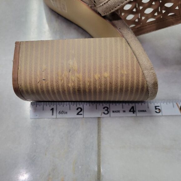 Penny Loves Kenny Beige Laser Cut Open Toe Stacked Heel Sandals Size 8.5 - Picture 12 of 12